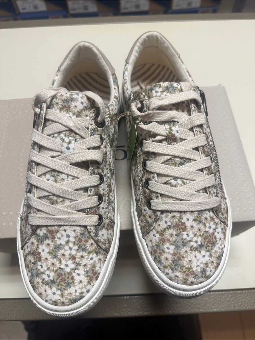 Taps Z Soul Natural Floral Zip-Accent Low Top Sneakers in Beige & White - Picture 2 of 11